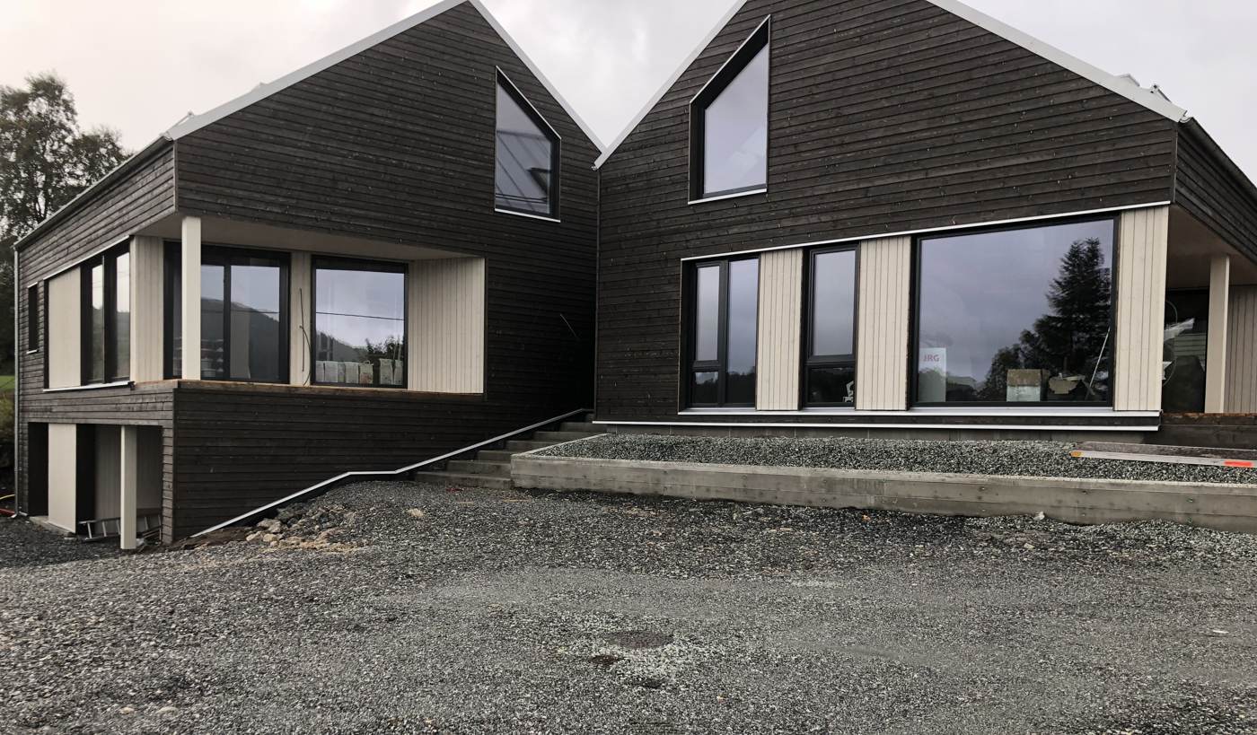 Tomannsbolig med to gavler og mørk kledning i Åsane