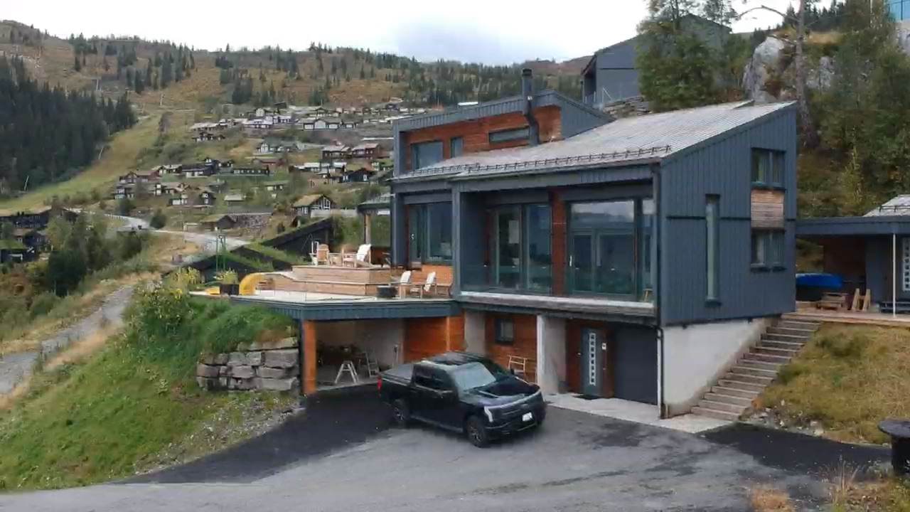Stor moderne hytte i skråning på Voss